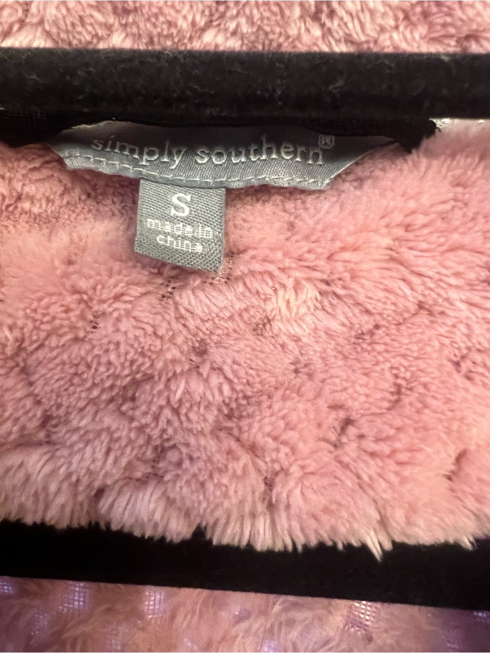 SUCH a pretty quilted Simply Southern Like New pink pullover! So soft and comfy - Picture 2 of 3